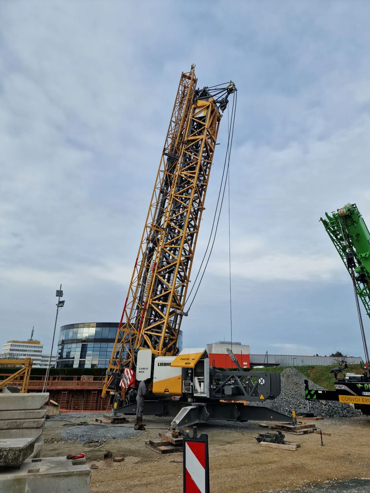 Vue sur la grue du chantier de la Maison Départementale des Sports à Hérouville-Saint-Clair