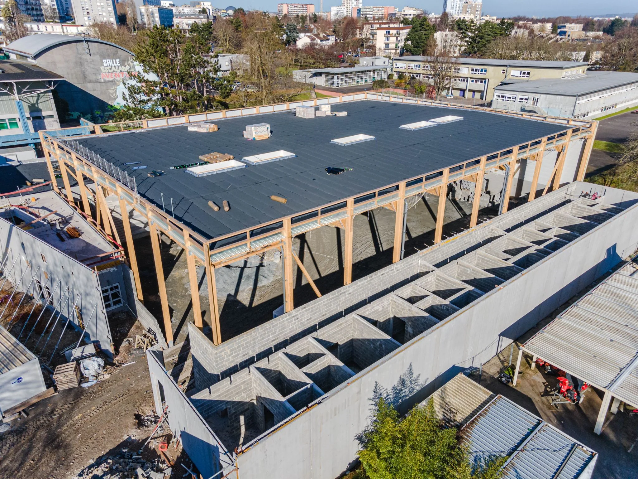 Vue sur l'avancement du chantier du Gymnase Laporte à Hérouville-Saint-Clair