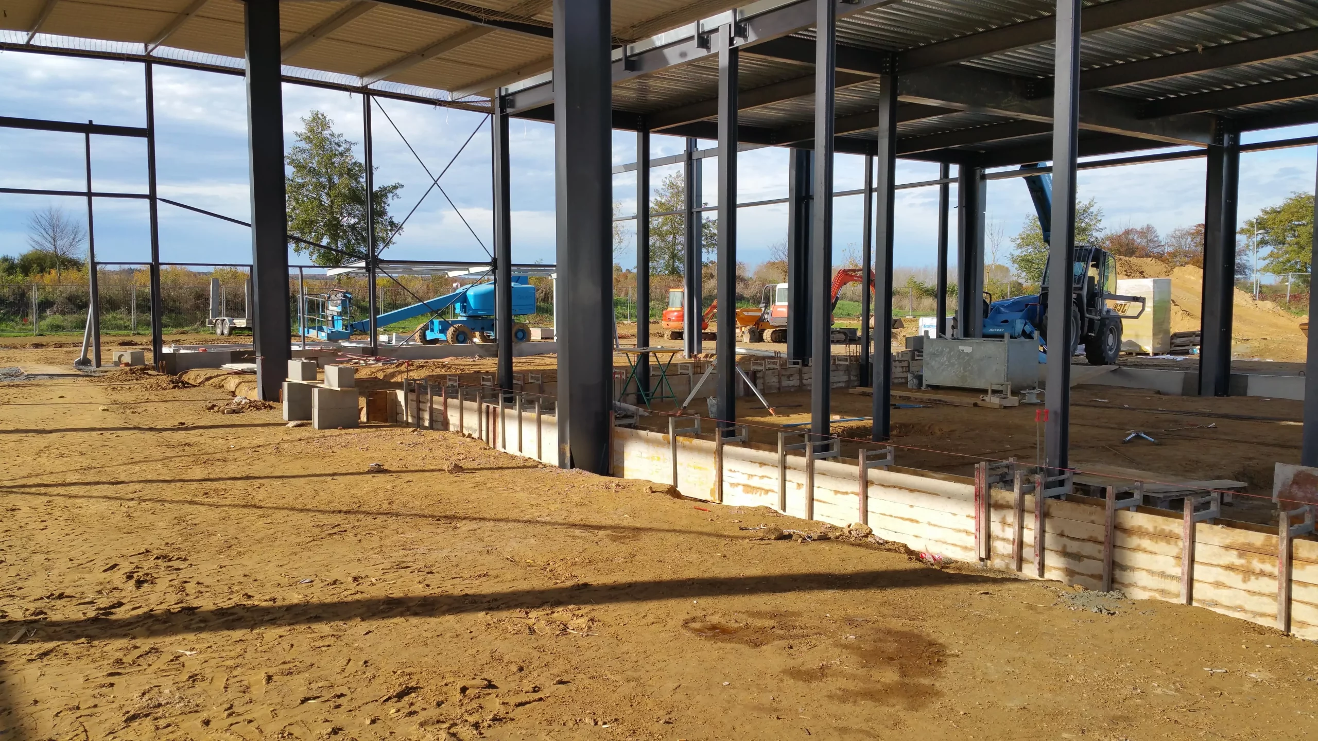 Seconde vue en travaux du garage Renault à Falaise