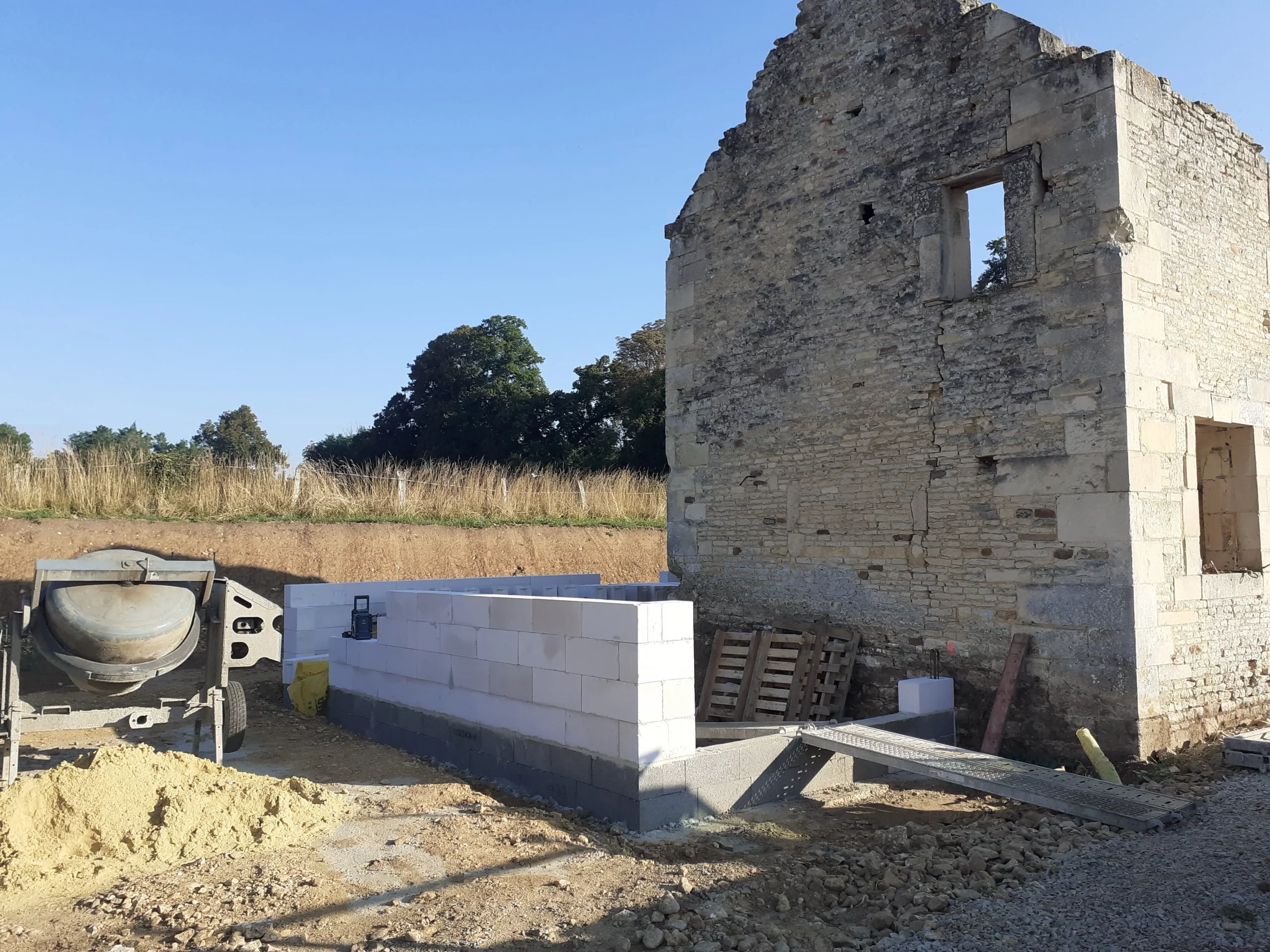 Le début de l'extension d'habitation à Ouilly-le-Tesson