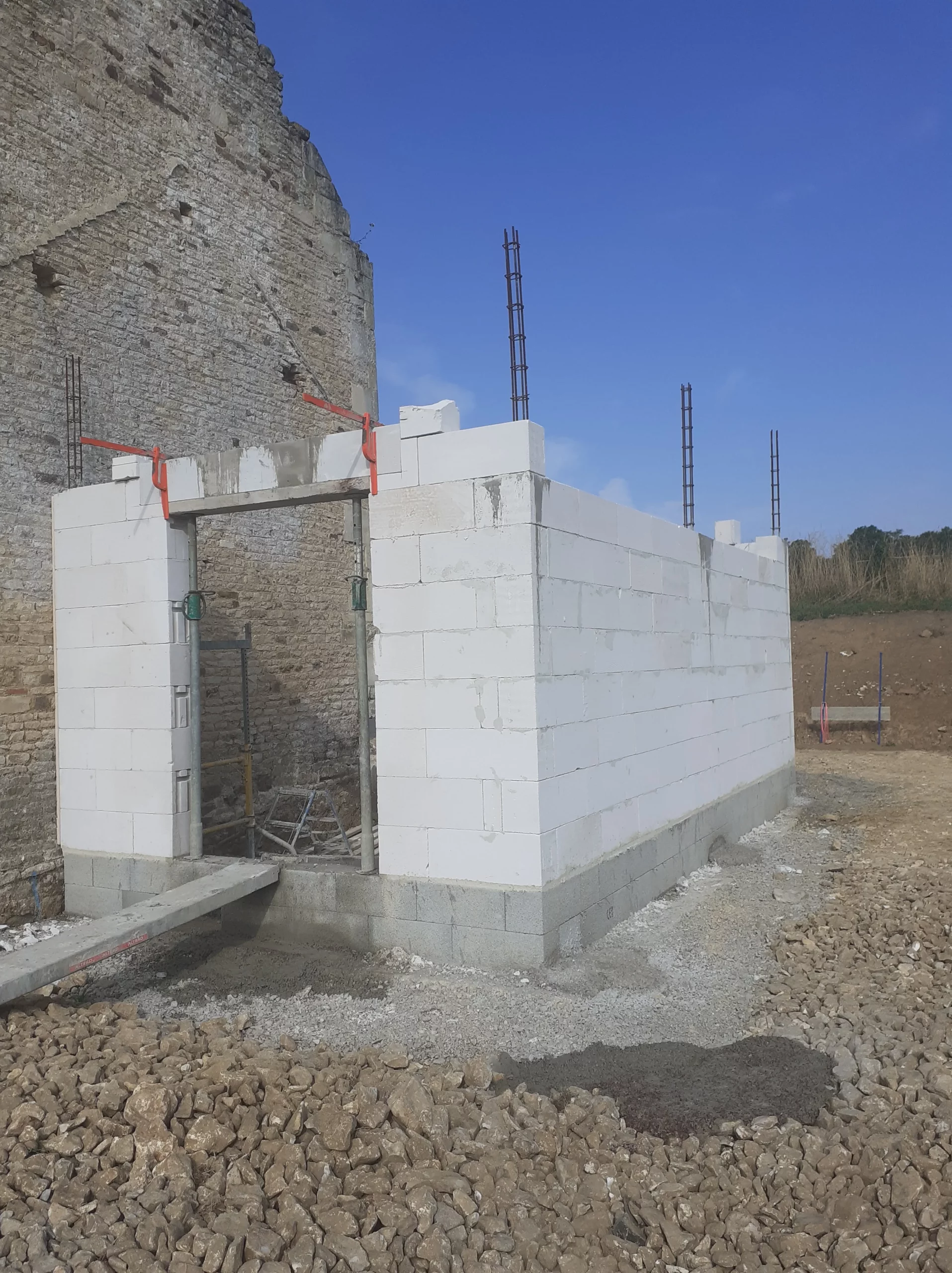 La pose des murs de l'extension d'habitation à Ouilly-le-Tesson