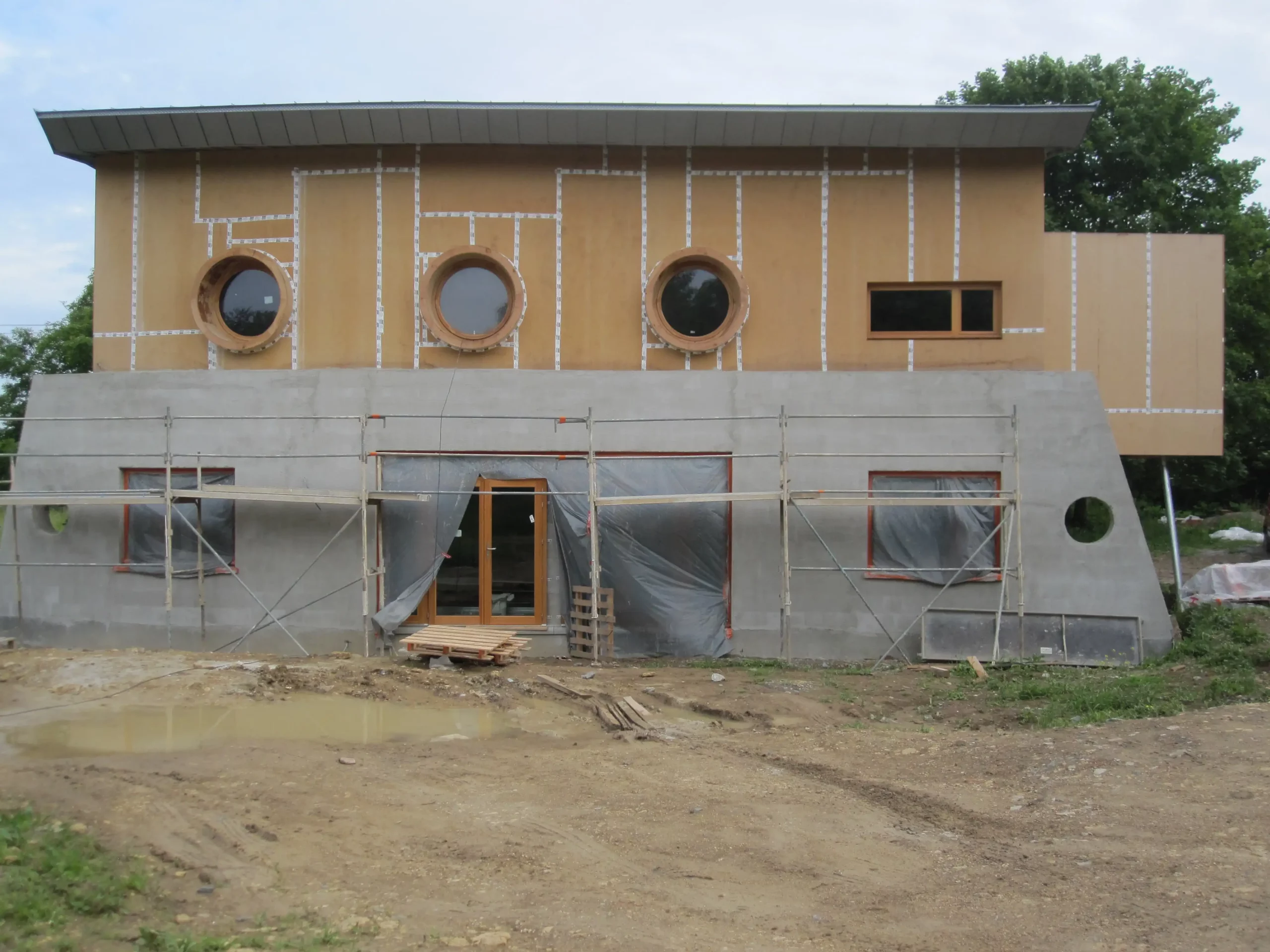 Vue d'ensemble de la maison d'architecte à Biéville-Beuville en travaux