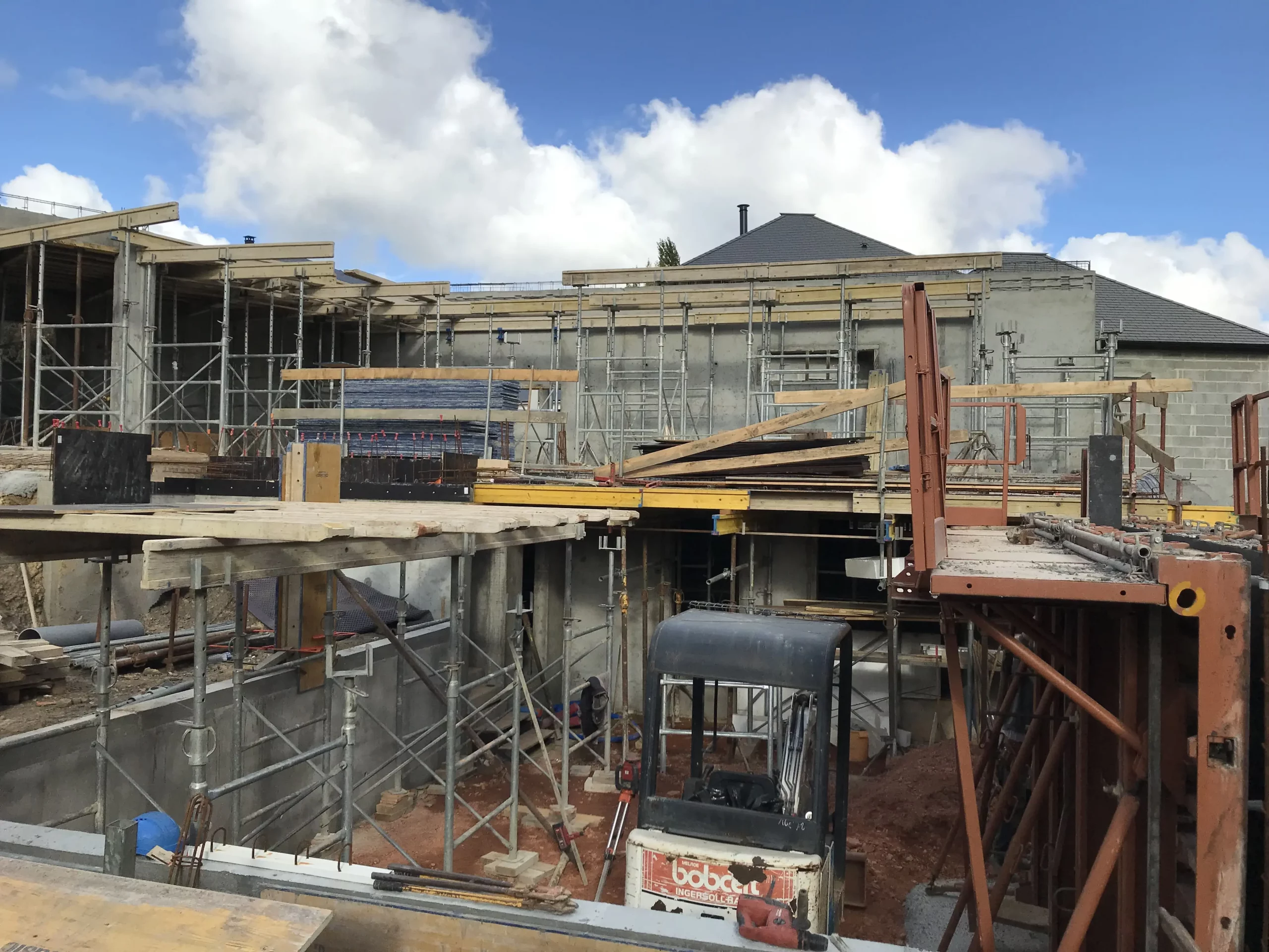 La maison d’architecte à Saint-Arnoult en phase de construction