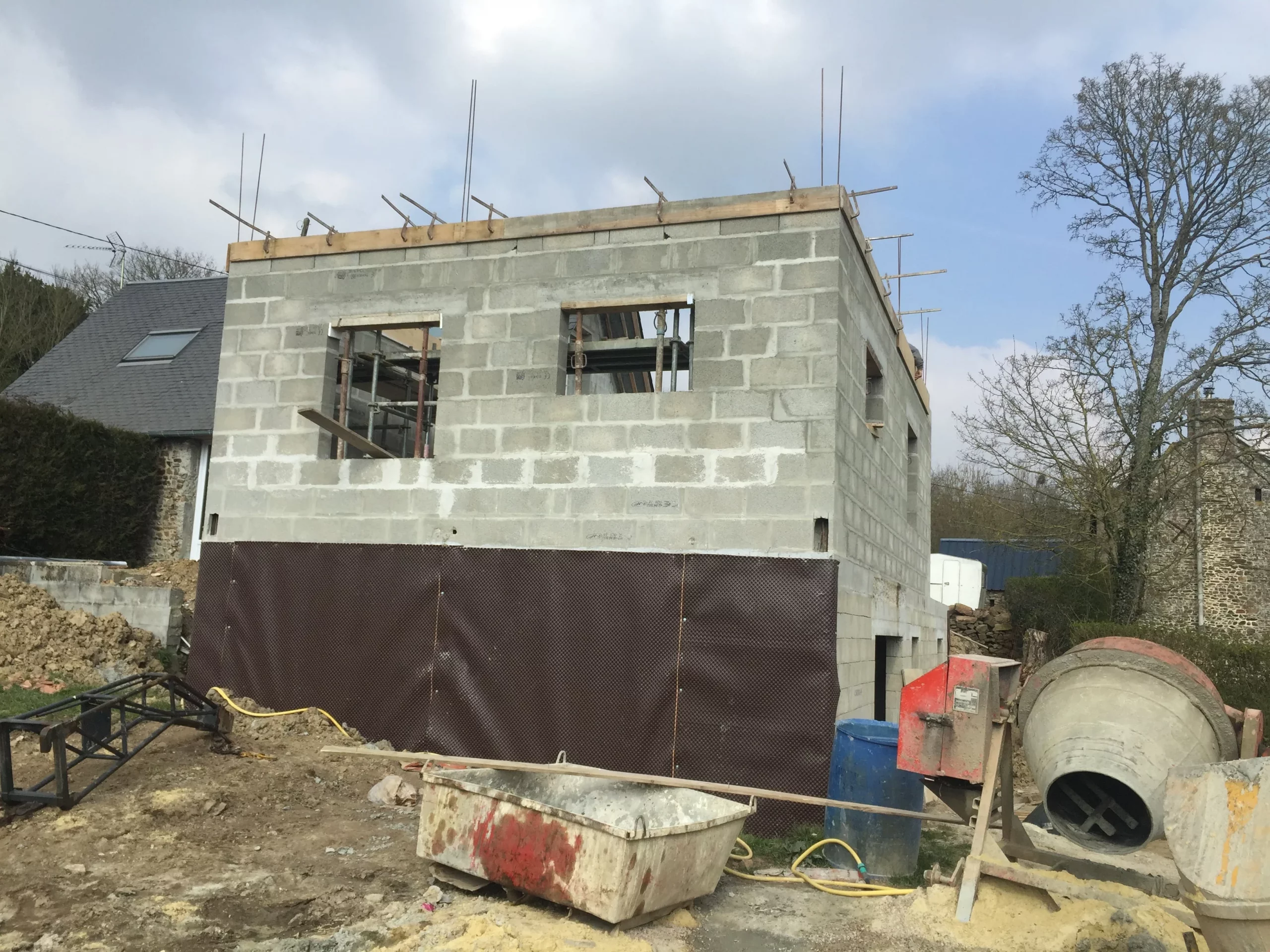 Vue d'ensemble de l'extension d'habitation à Le Bô
