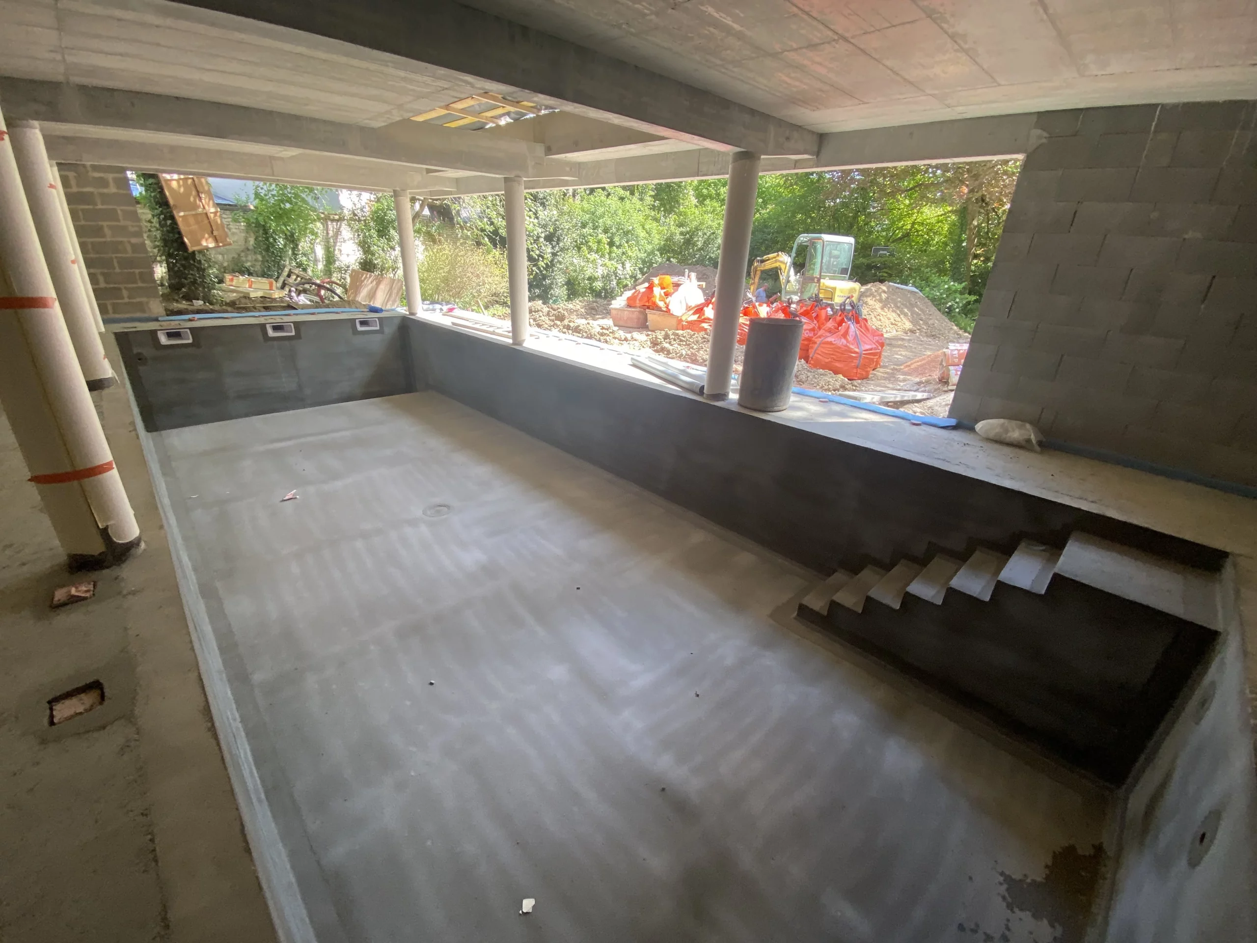 La piscine non remplie de la maison à Caen