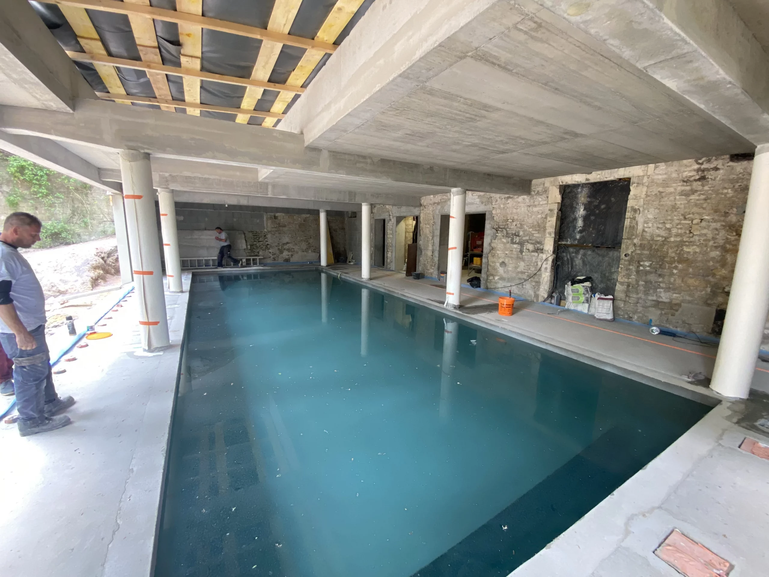 La piscine remplie de la maison à Caen