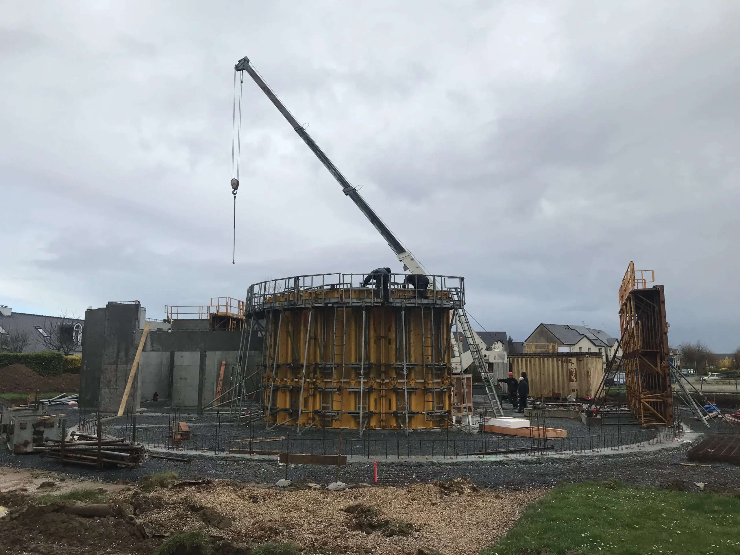 La Crèche communale à Saint-Germain-la-Blanche-Herbe en pleins travaux