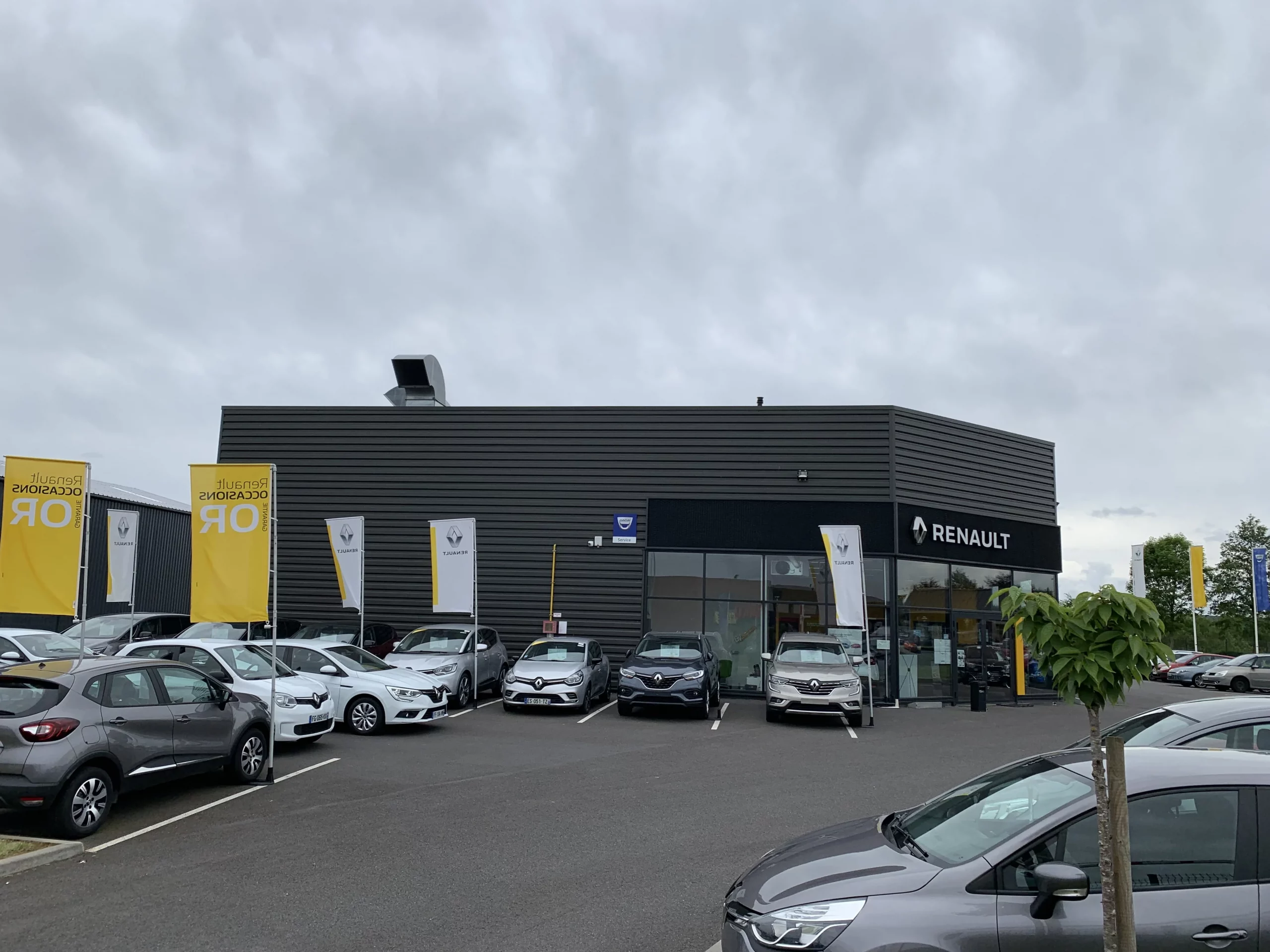 Vue d'ensemble du garage Renault à Falaise