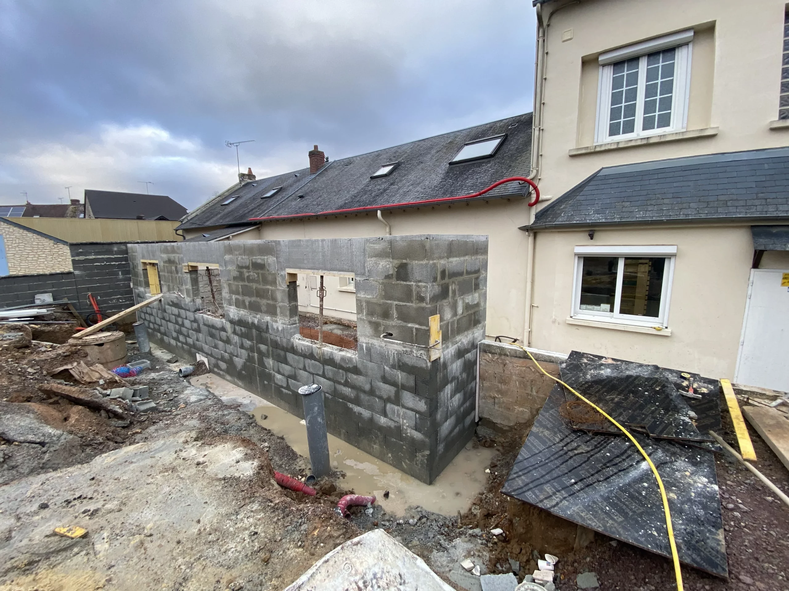 L'extérieur de la Pharmacie de Potigny en construction