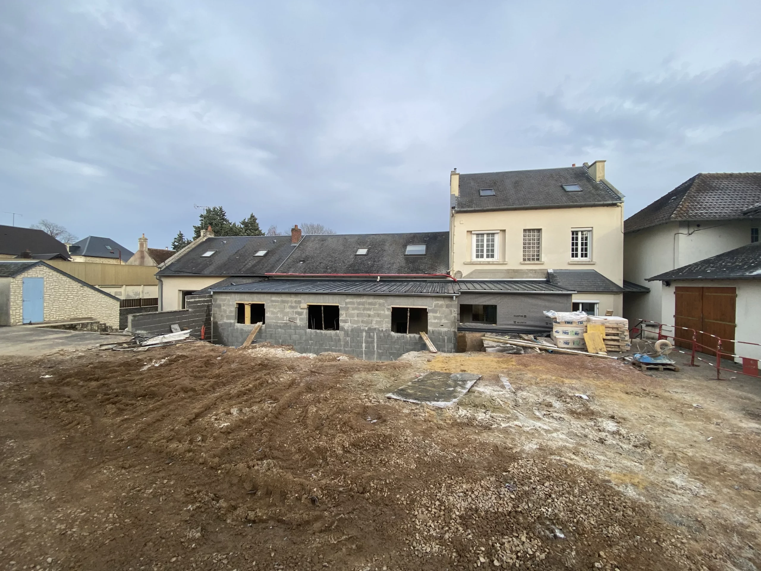 Vue d'ensemble de l'extérieur de la pharmacie en construction