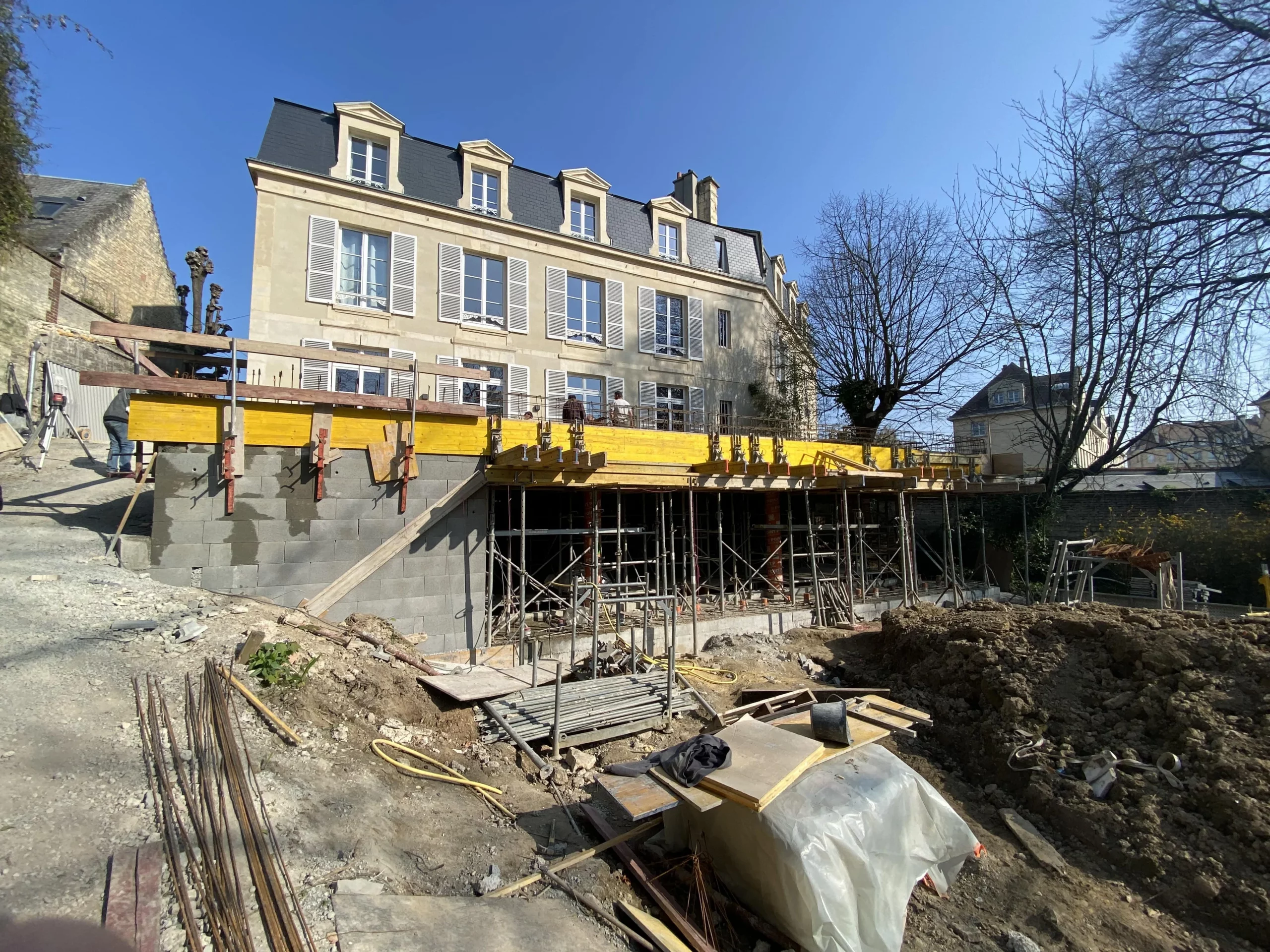 Vue d'ensemble de la maison avec piscine à Caen