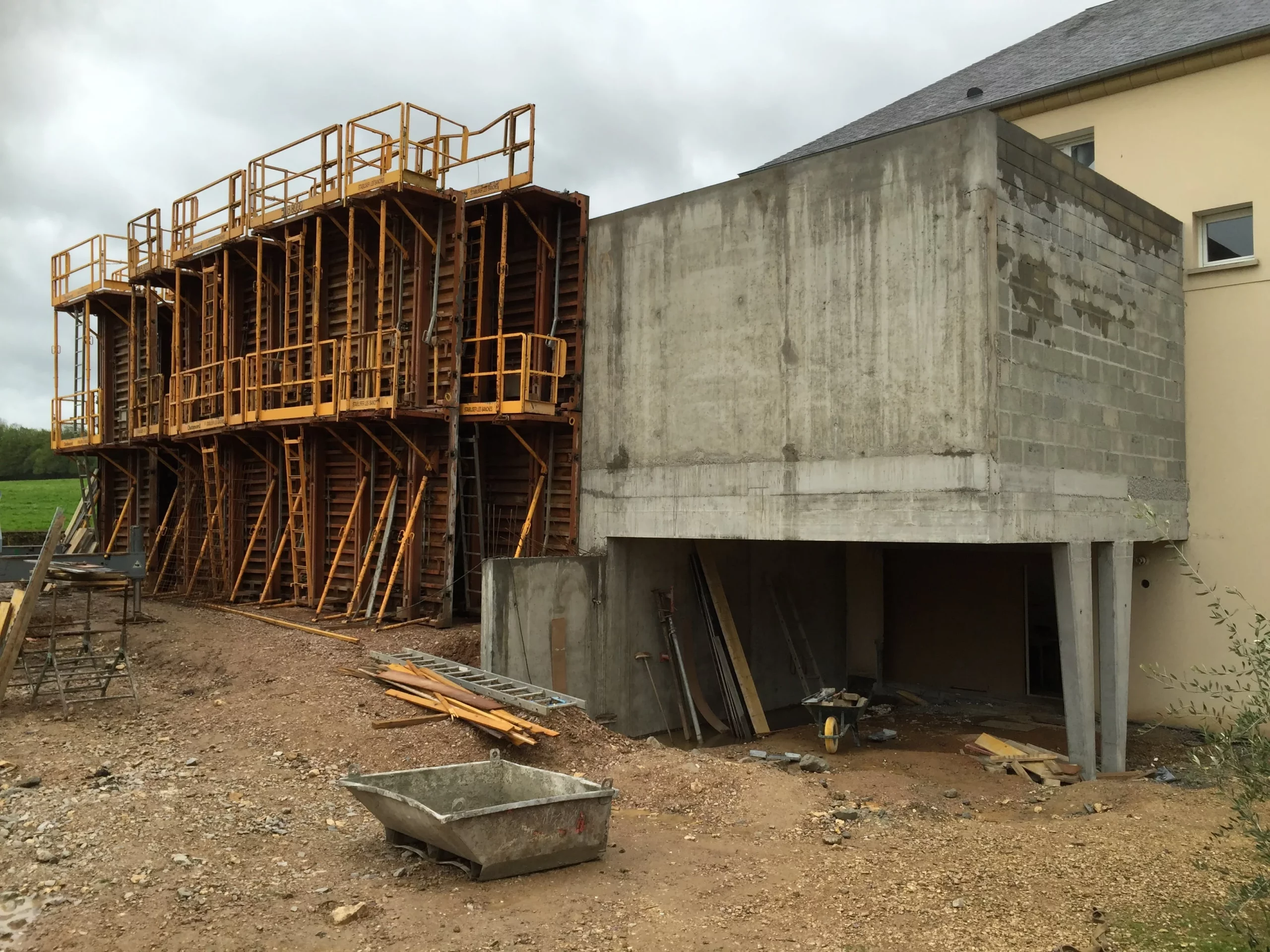 L'extension d'habitation à Falaise au stade avancé