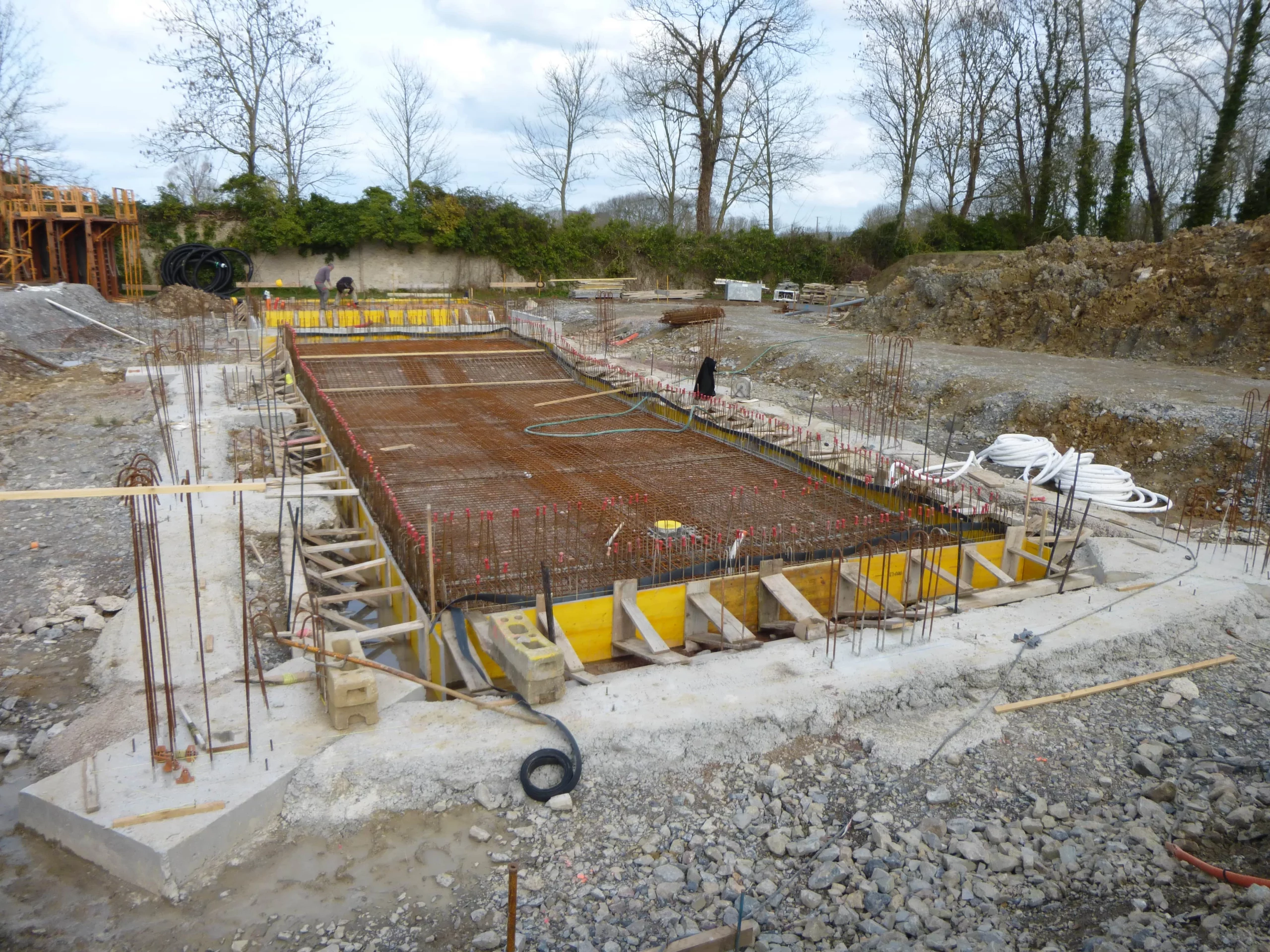 Le début de la construction de la piscine d'architecte à Gonneville-en-Auge