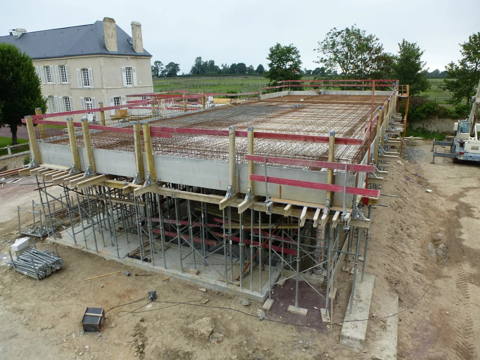 La piscine d'architecte à Gonneville-en-Auge en phase de construction