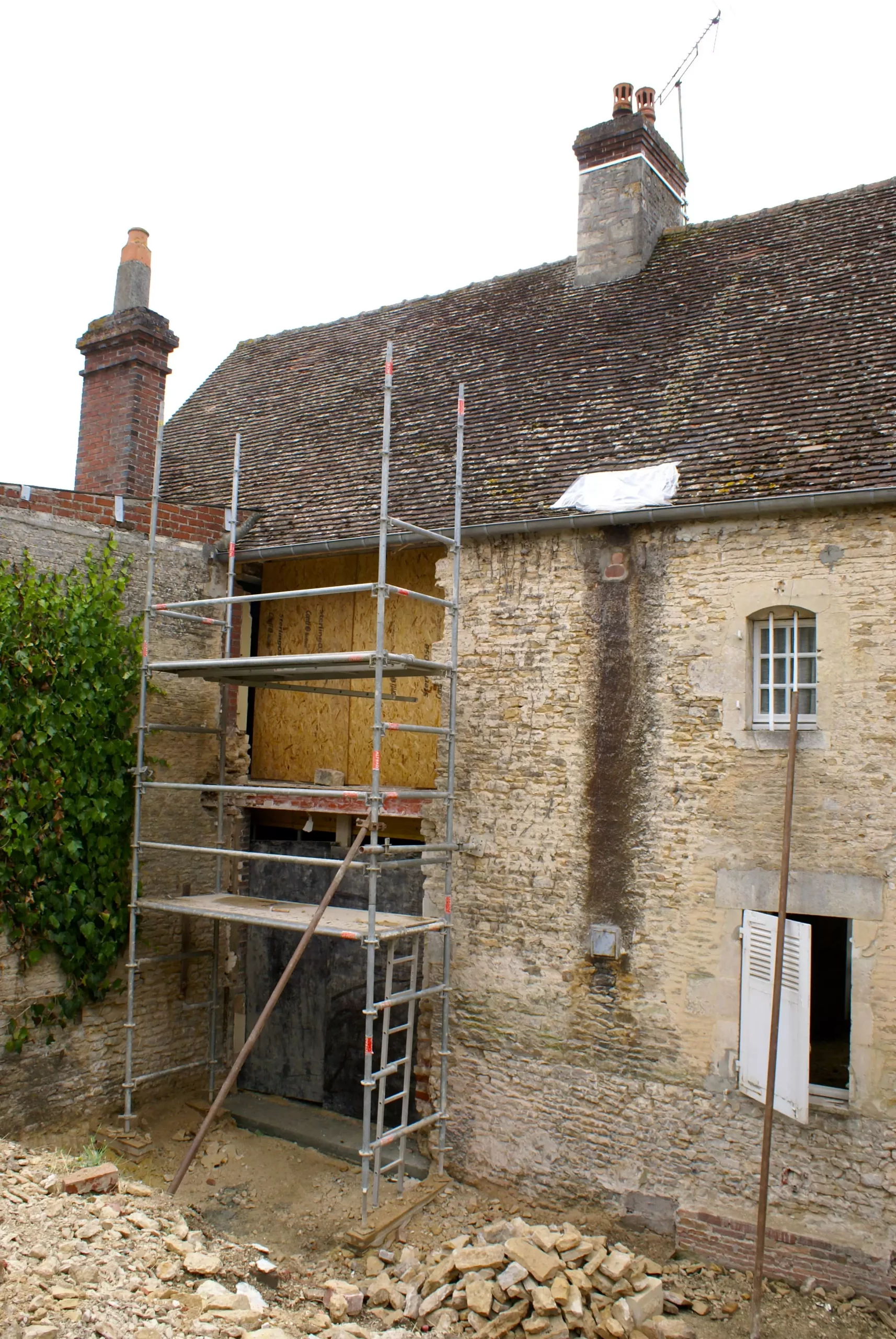 Ouverture et façade au début des travaux