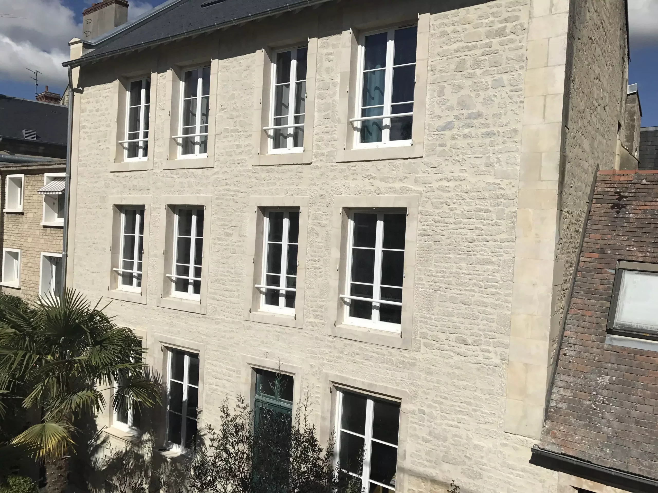 Rénovation d’une façade en pierre à Caen