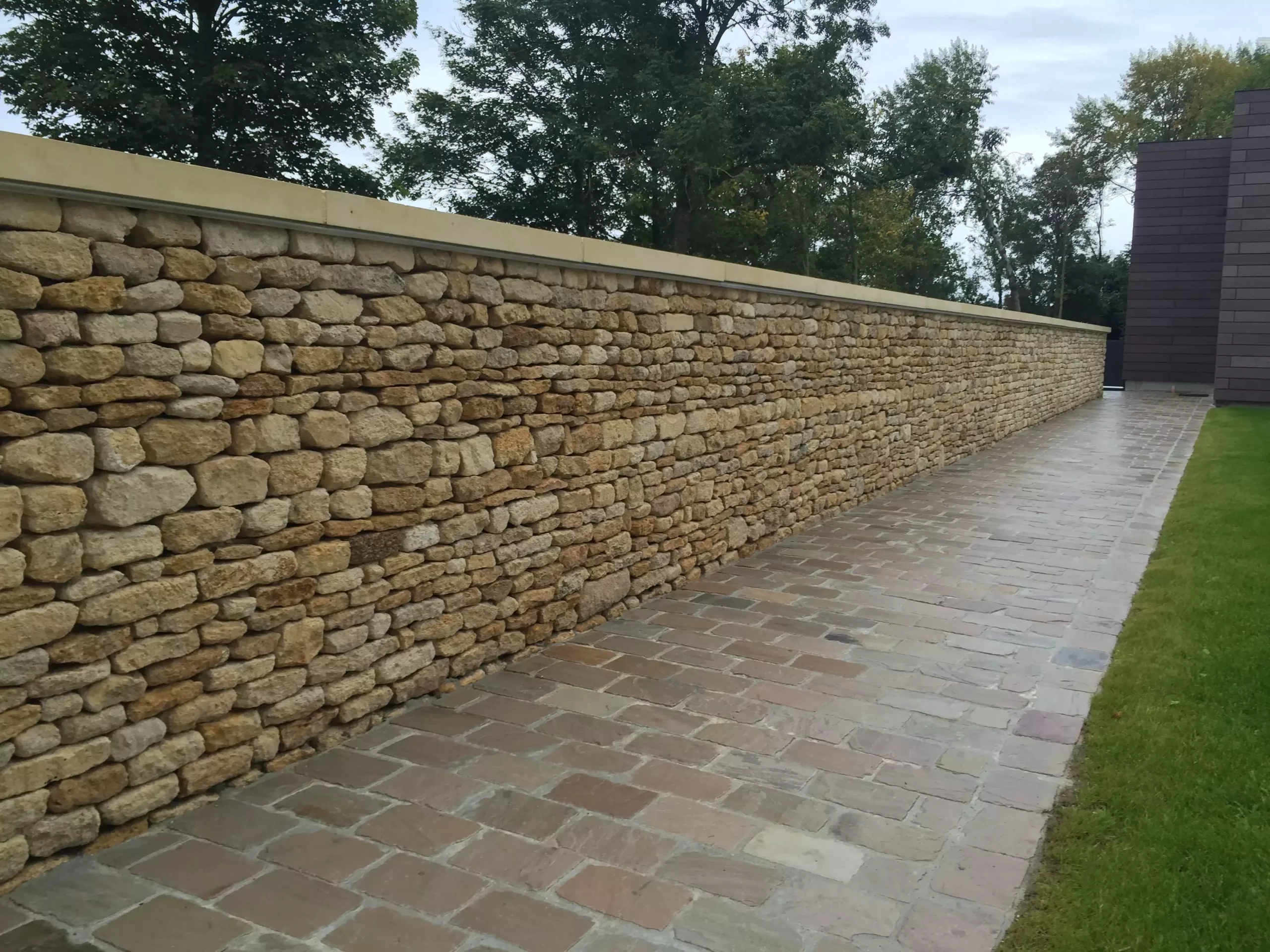 Habillement d’un mur de soutènement à Gonneville en Auge