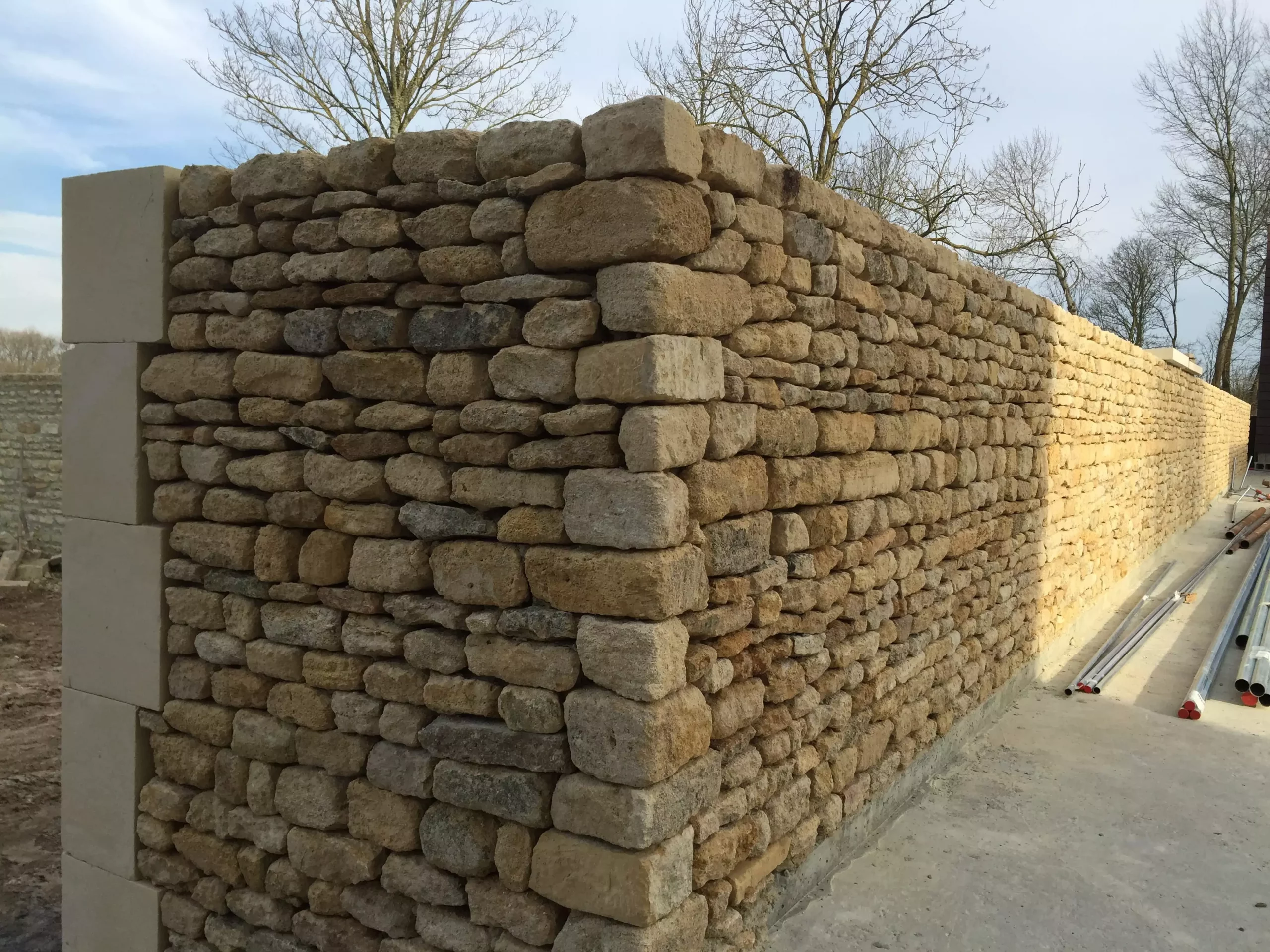 Mur de soutènement en cours de finalisation