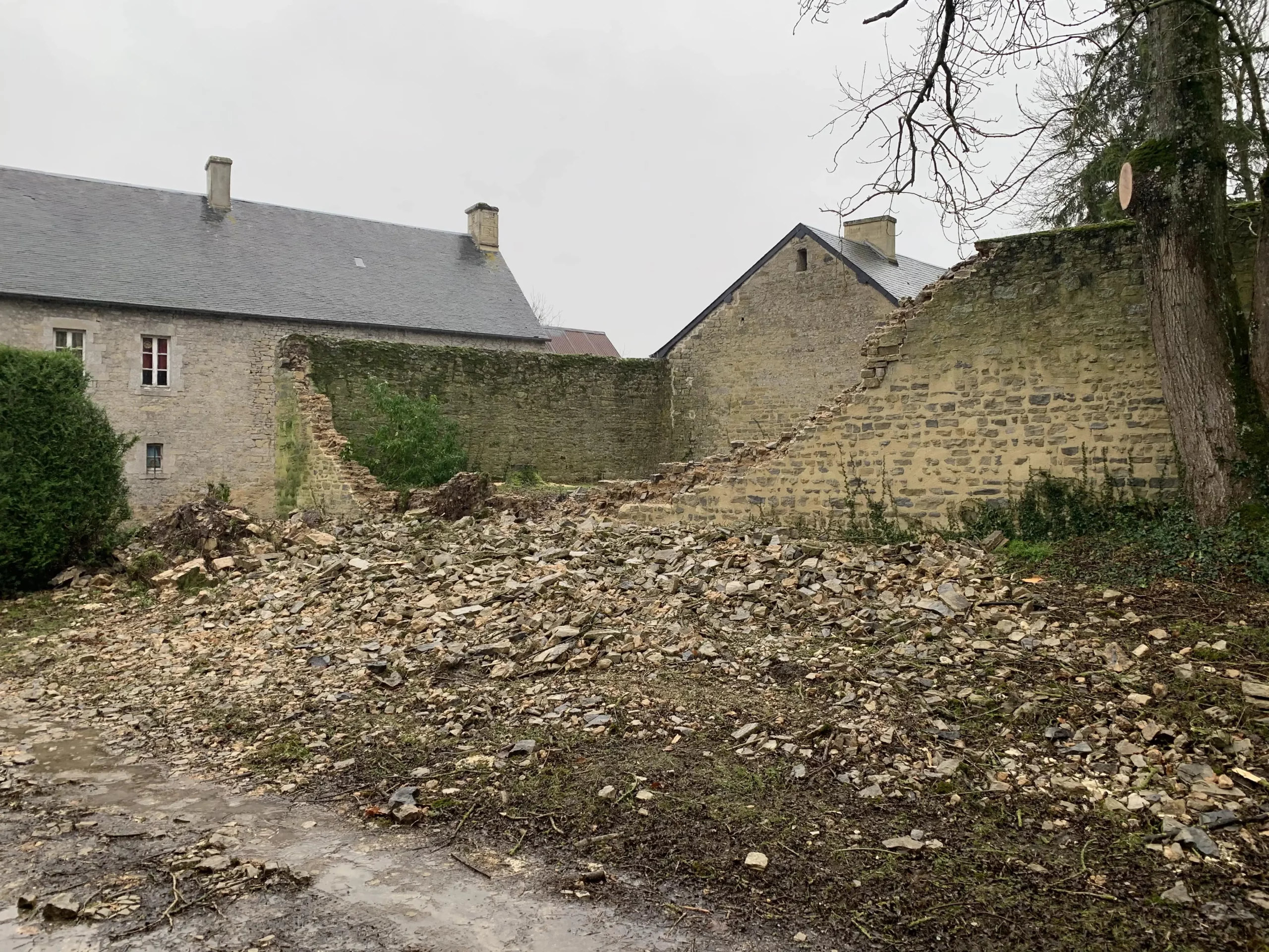 Effondrement d'un mur à Gueron