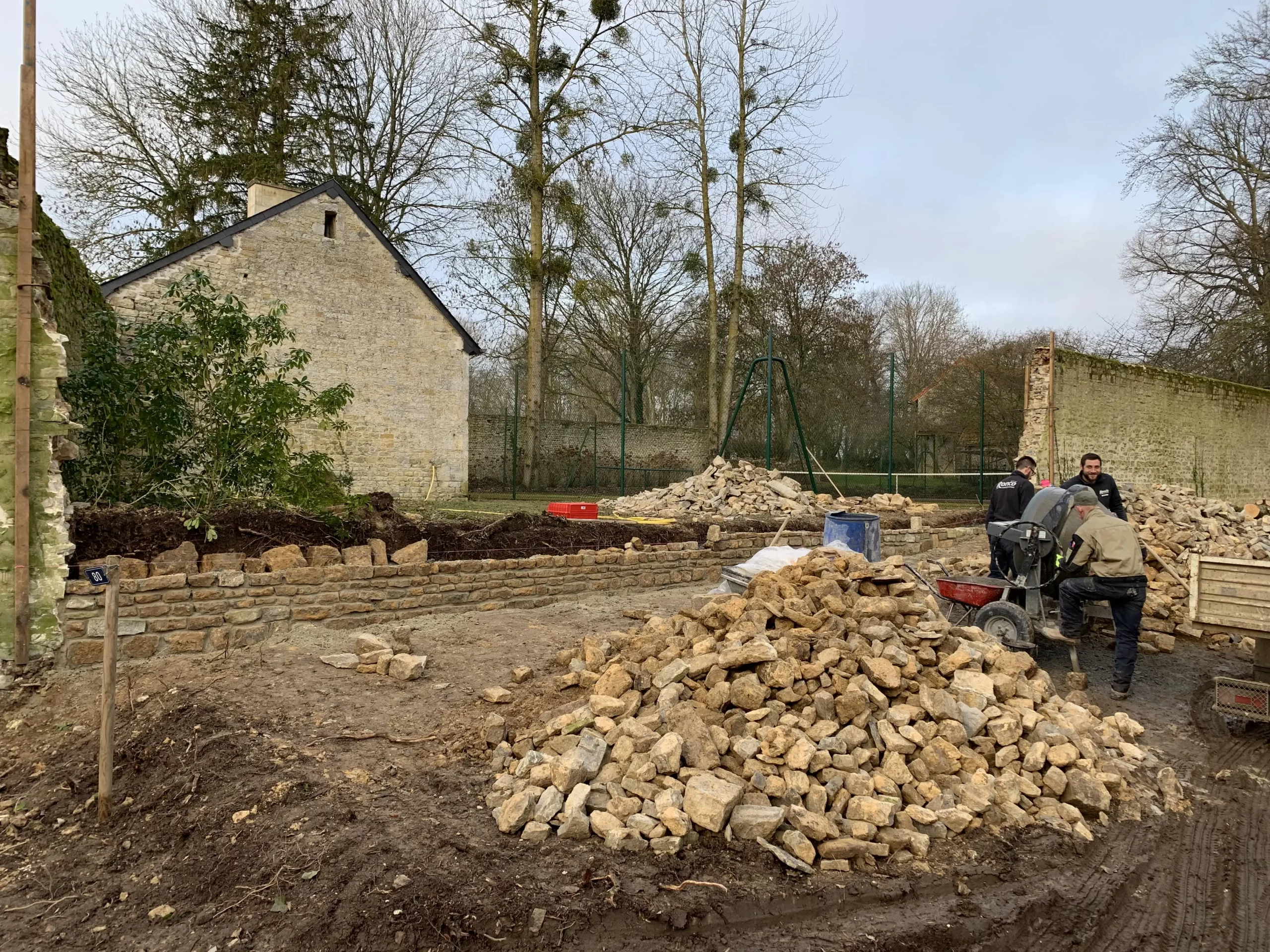 Commencement de la reconstruction du mur