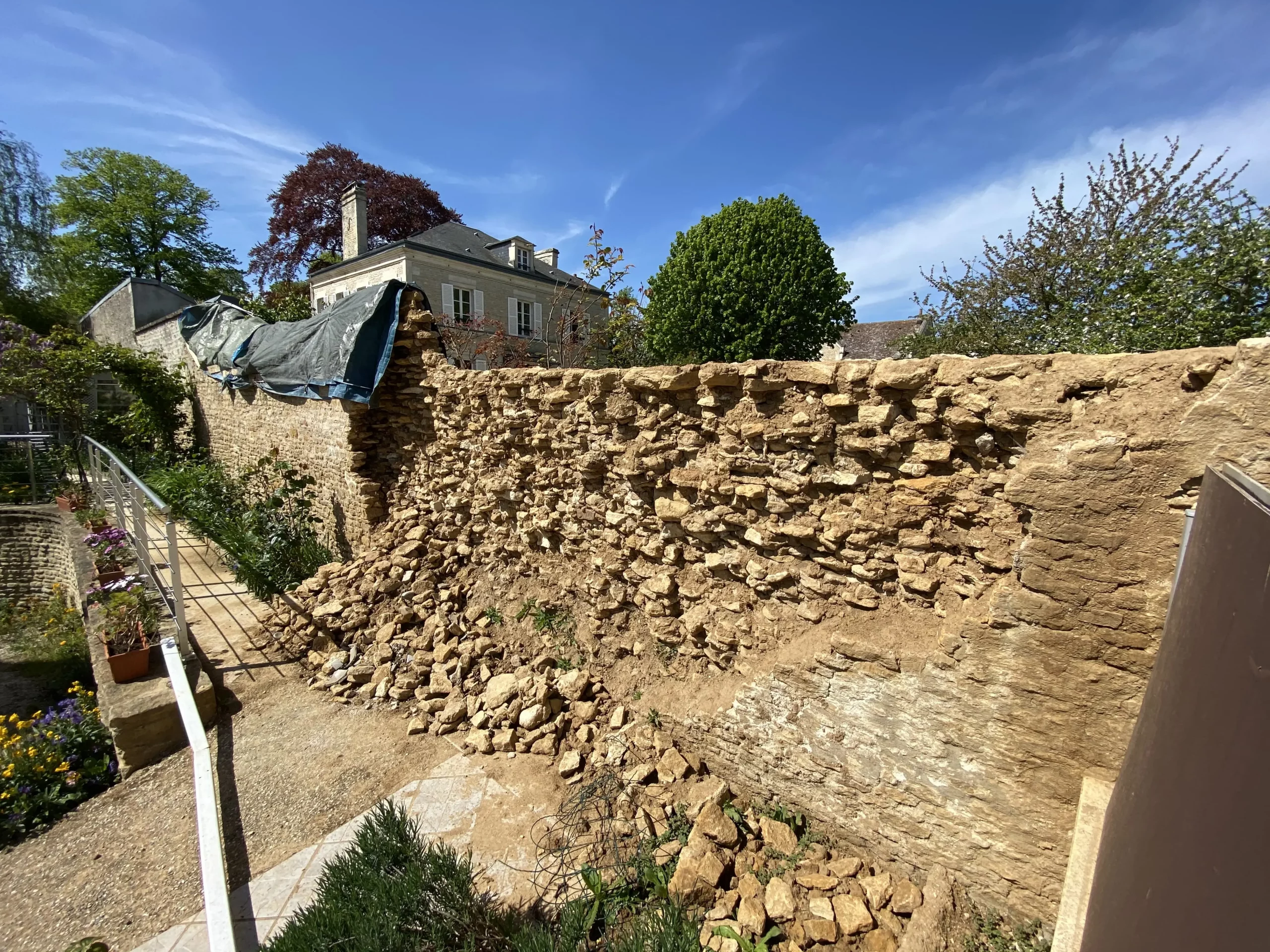 L'effondrement du mur en pierre à Bénouville