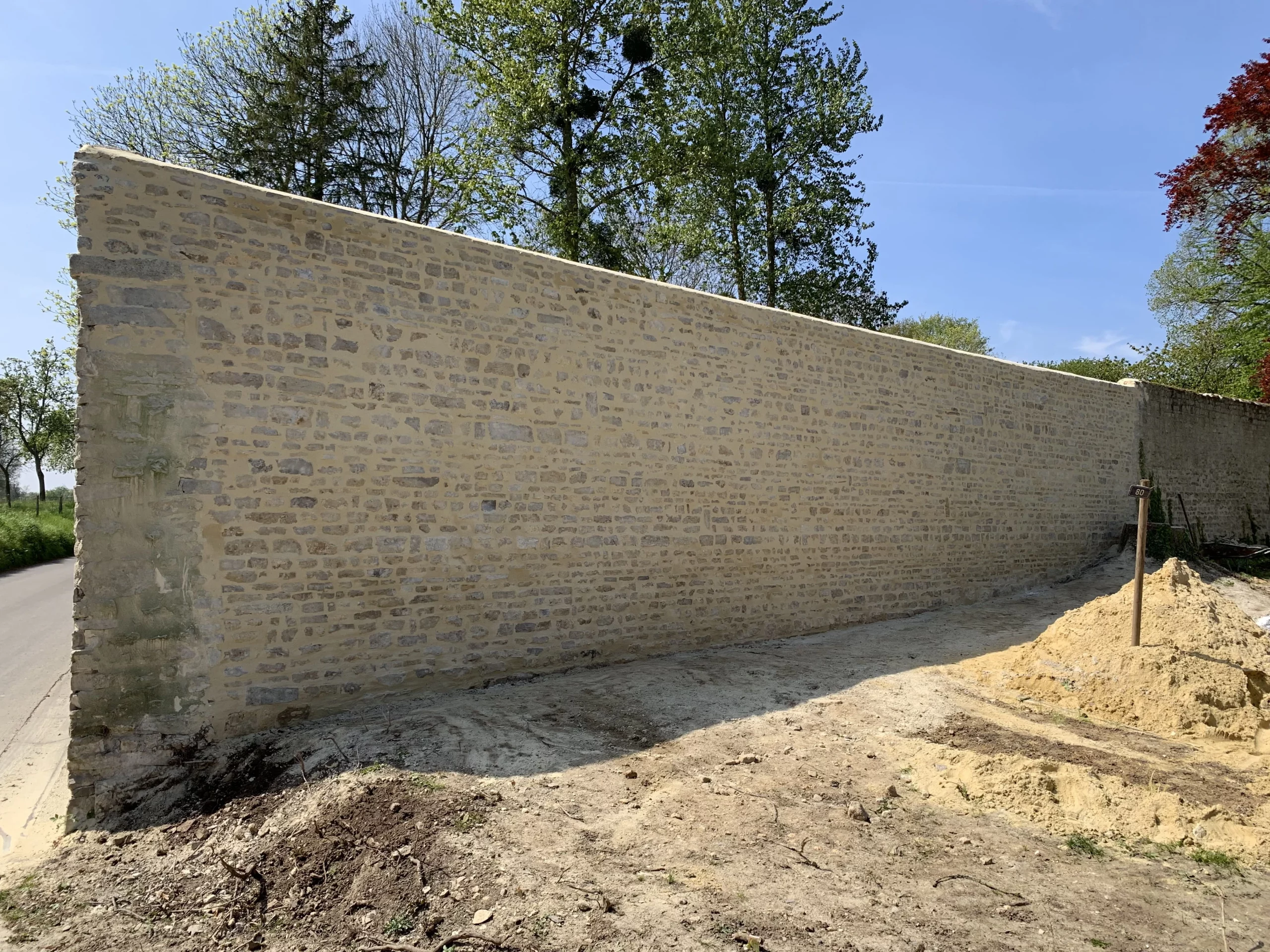 Restauration d’un mur à Gueron