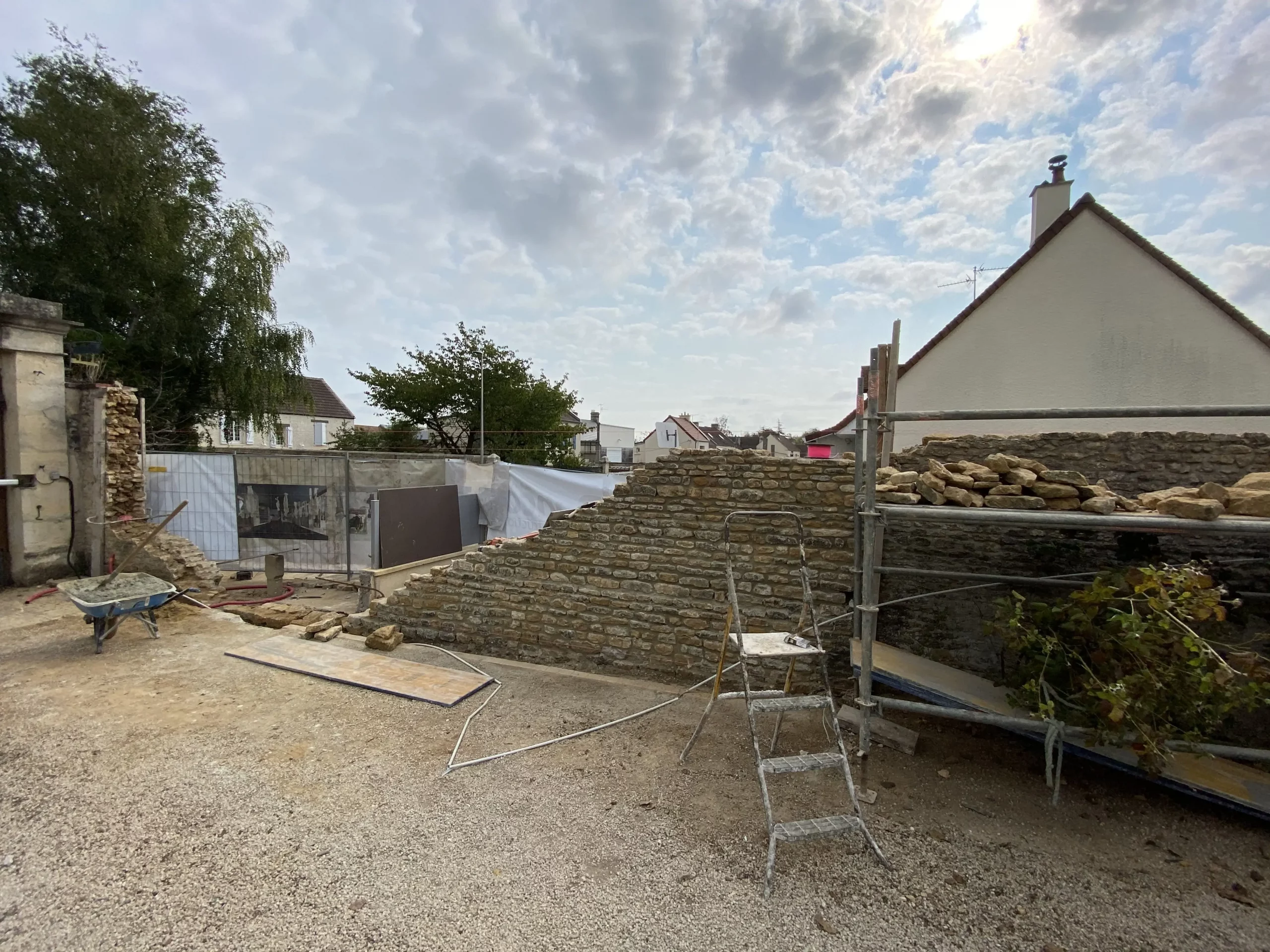Le début des travaux de restauration du mur en pierre à Bénouville