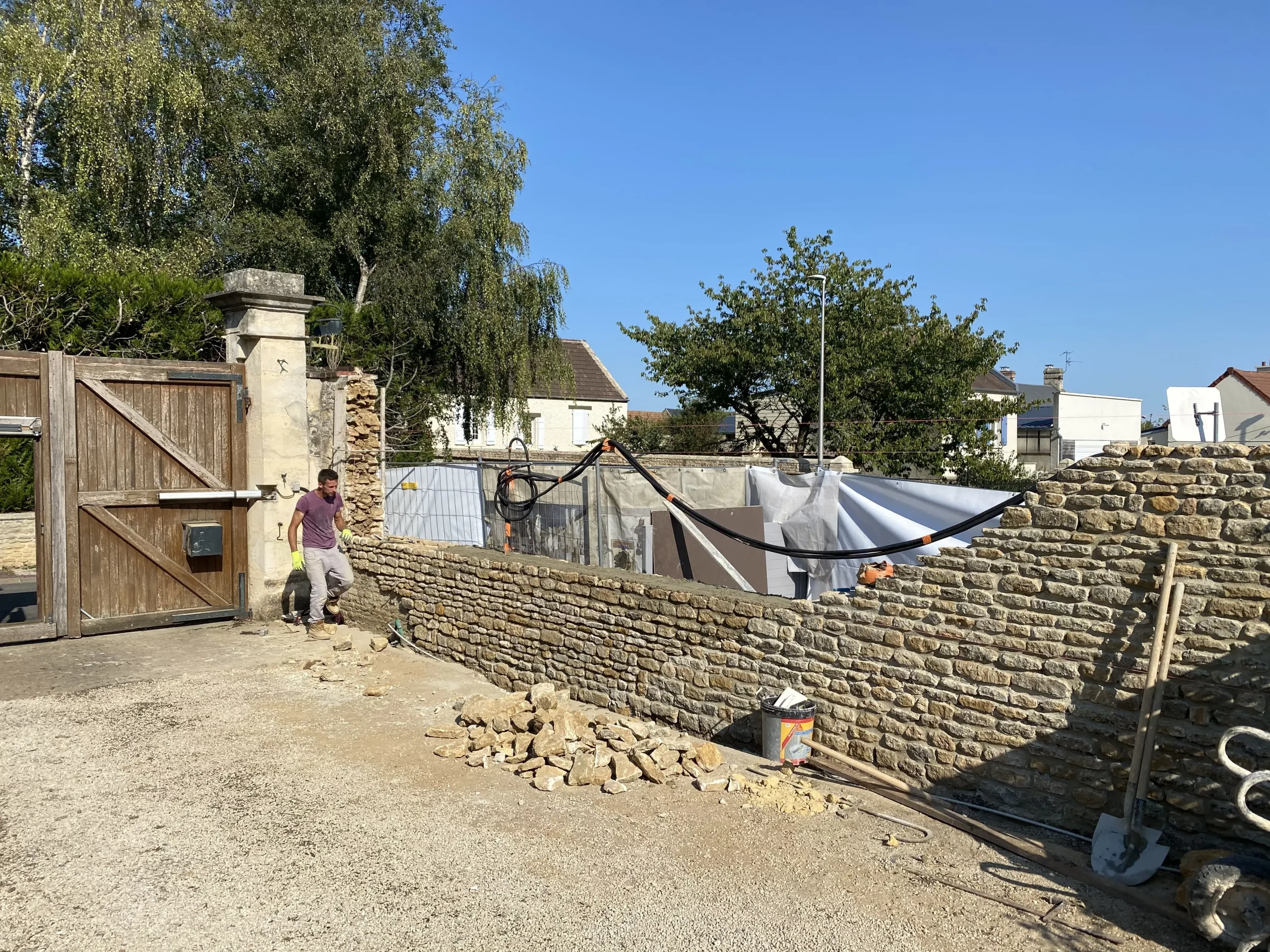Mur en pierre à Bénouville en chantier