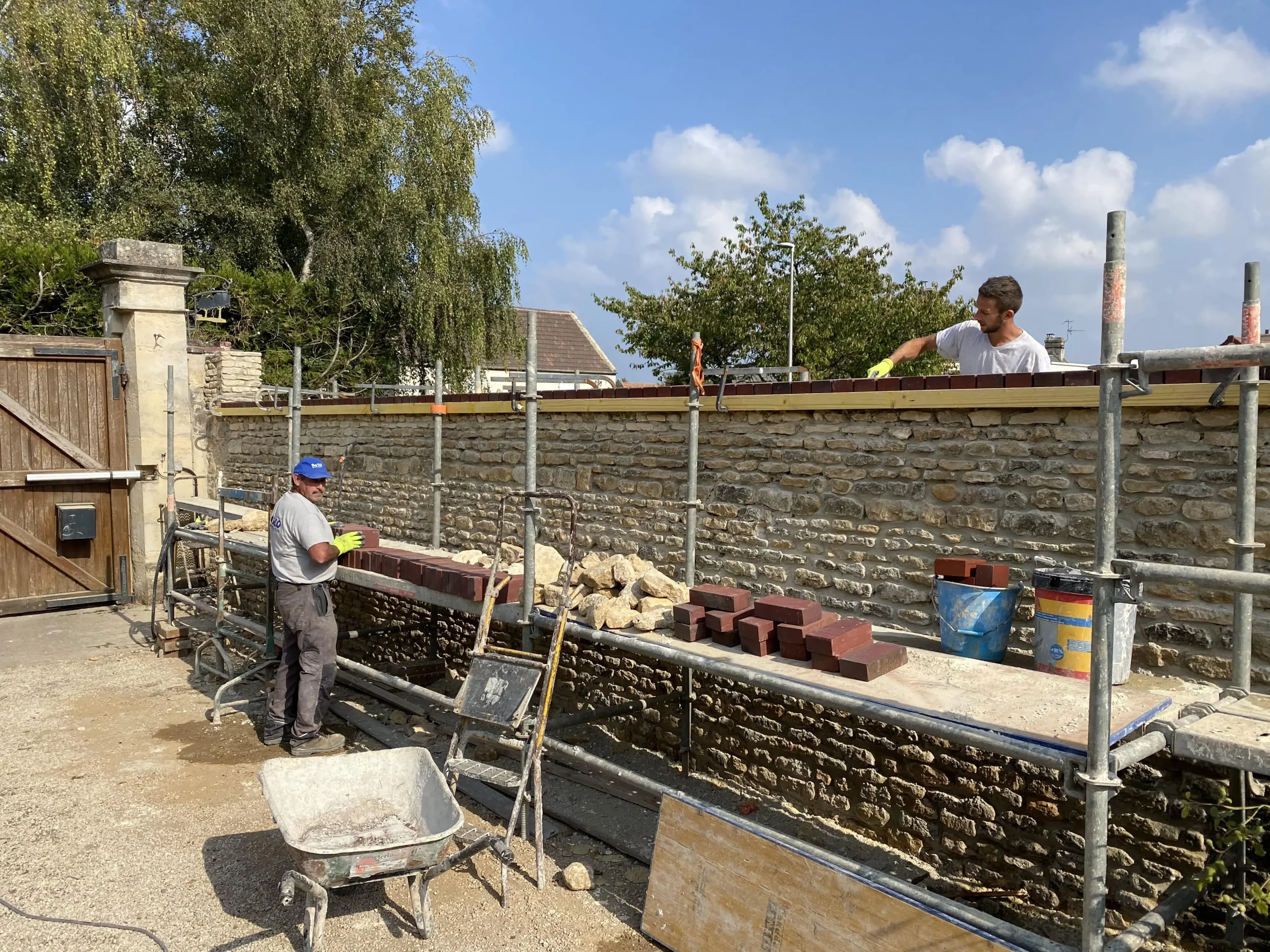 Mur en pierre à Bénouville en finalisation