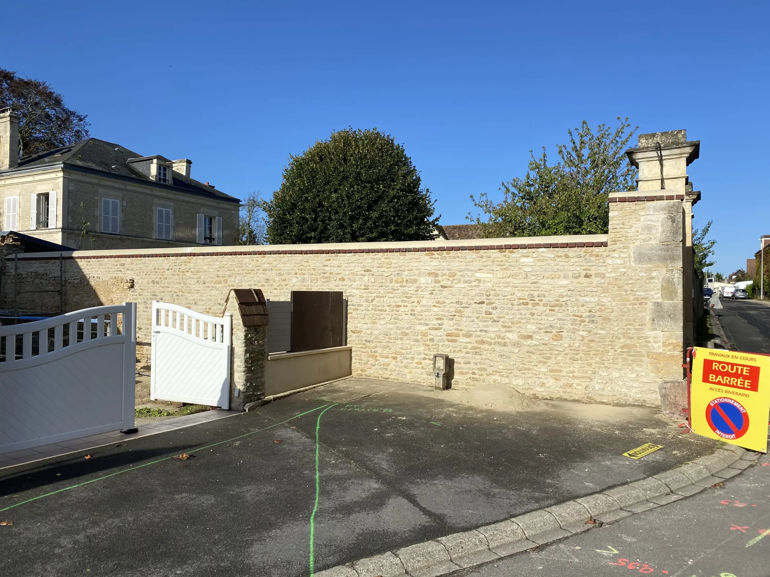 Restauration d’un mur en pierre à Bénouville