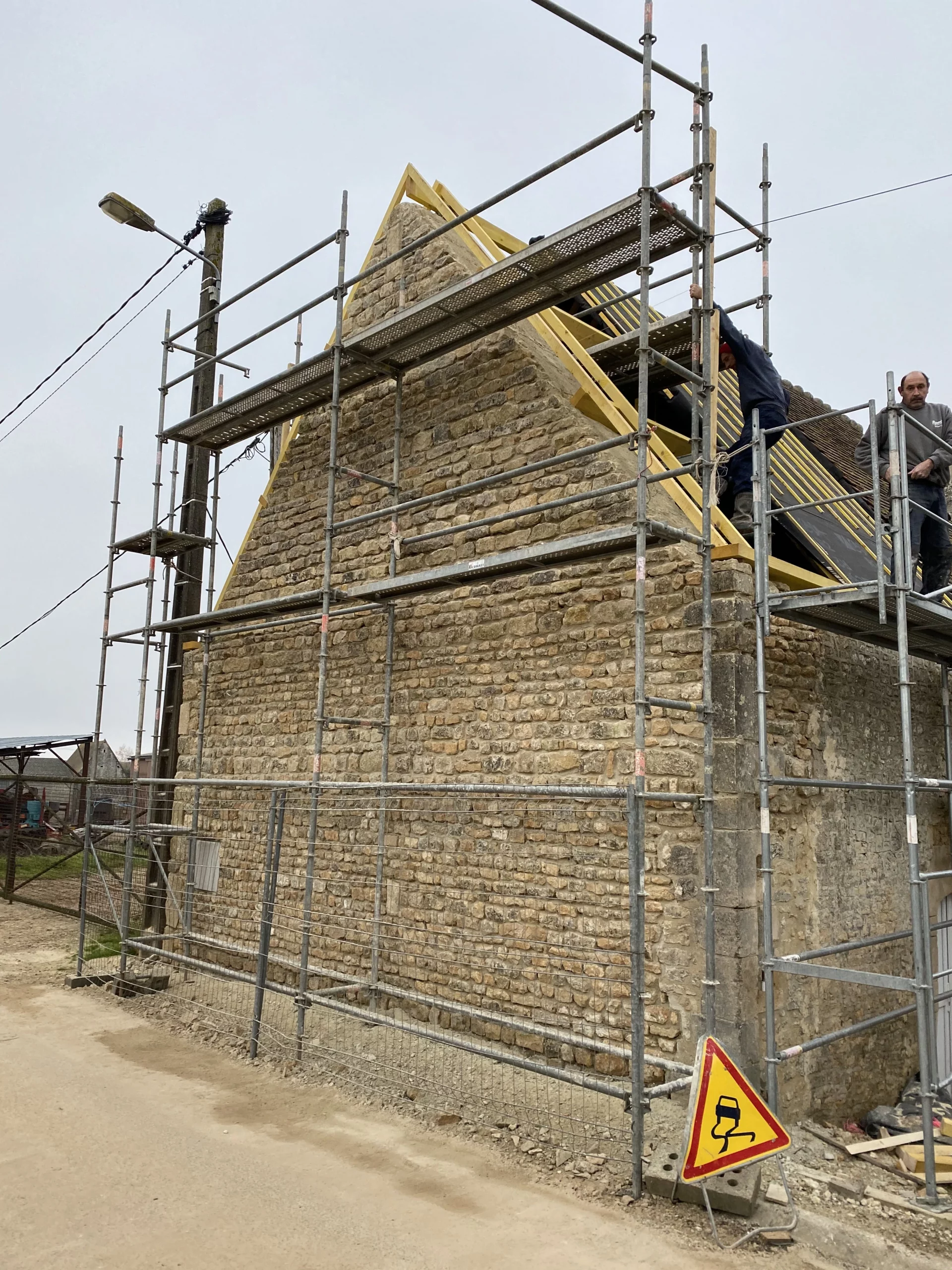 Mur pignon en cour de reconstruction