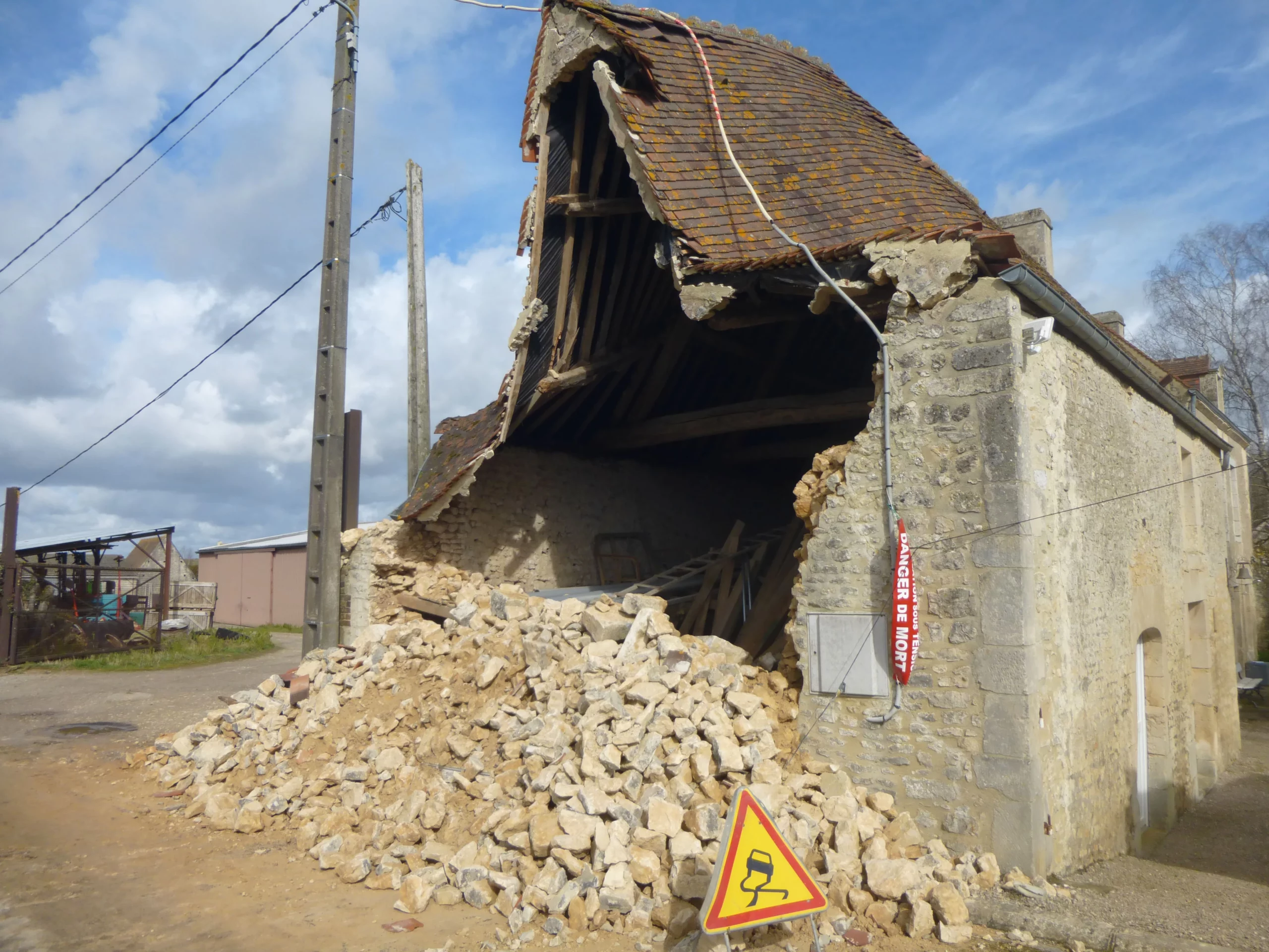 Effondrement du mur avant sa reconstruction