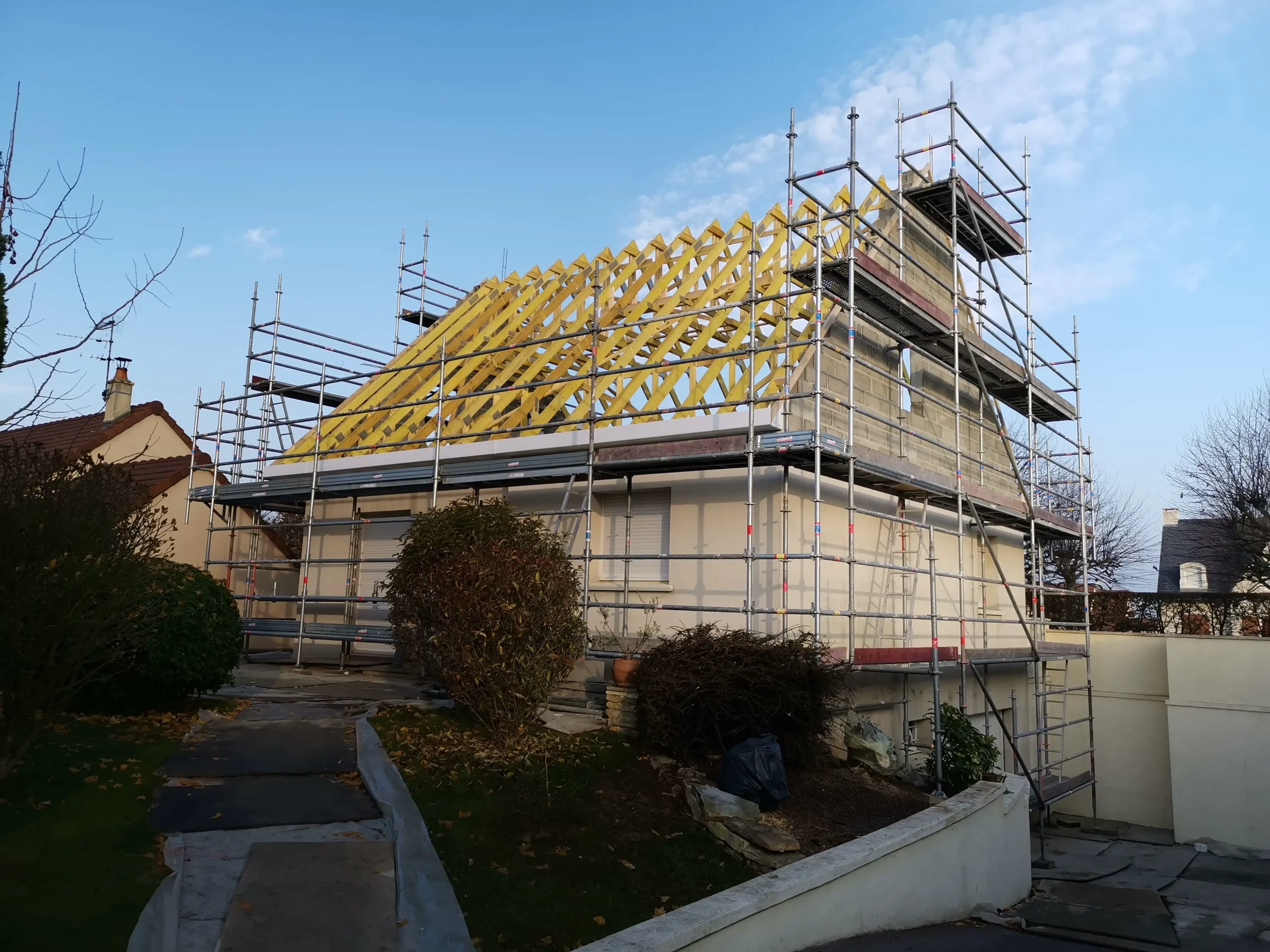 Reconstruction de la maçonnerie en cours