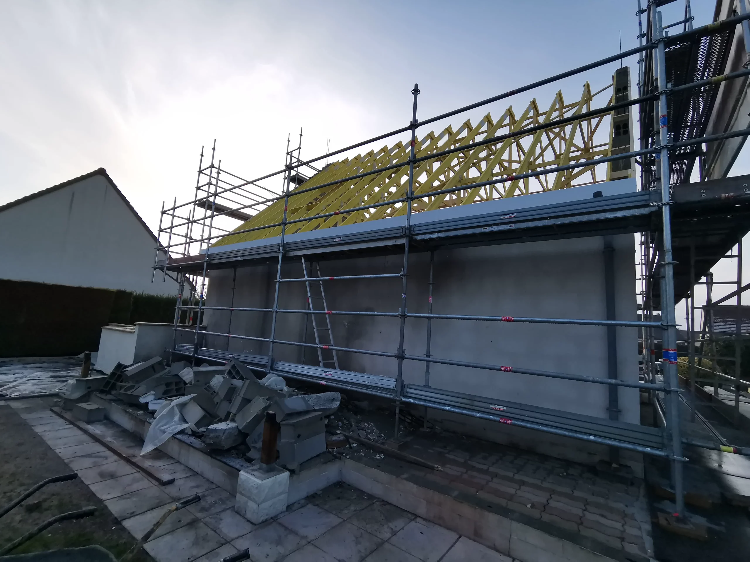 Reconstruction de la maçonnerie en cours