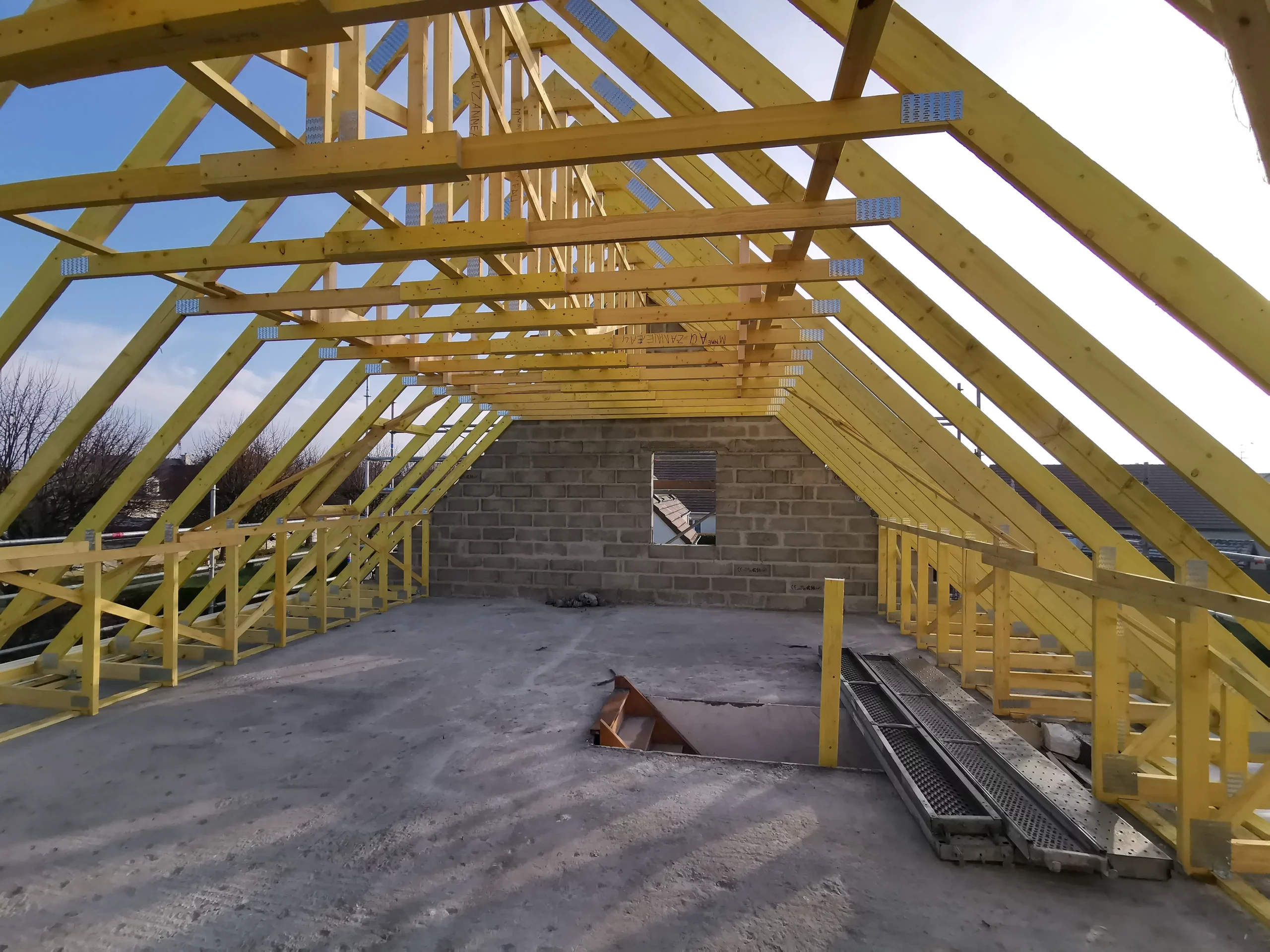 Reconstruction de la maçonnerie en cours