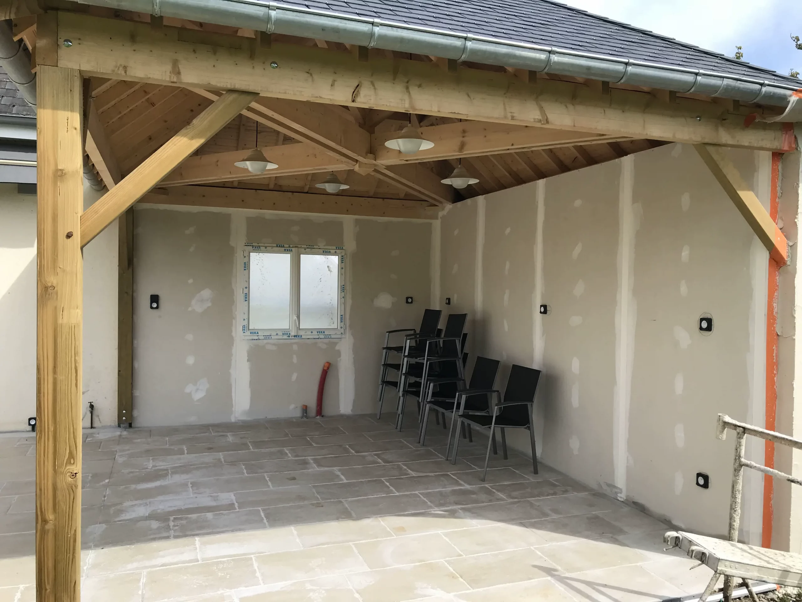 Création de la pool house avec charpente en bois