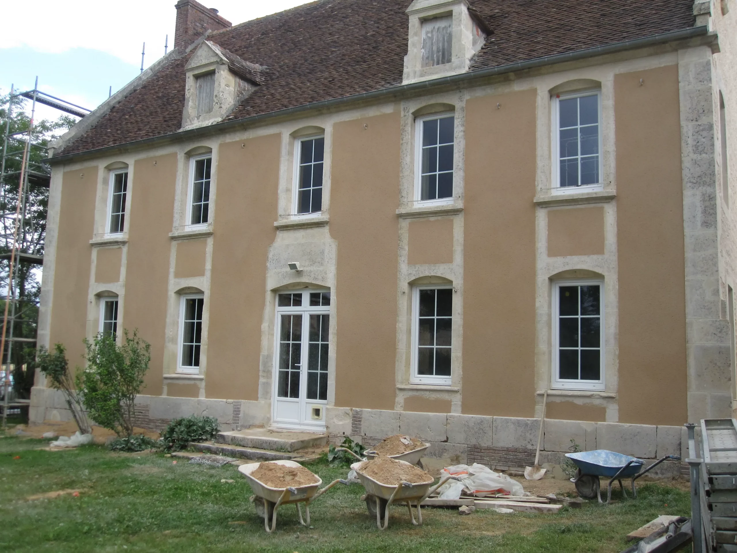 Rénovation d’une façade en pierre à Tournebu